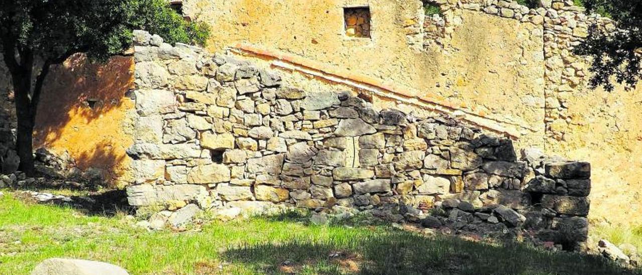 Restos del Mas de Cabanil, escenario de tres días de asedio a los maquis en 1949. | PARQUE NATURAL DE LA TINENÇA DE BENIFASSÀ