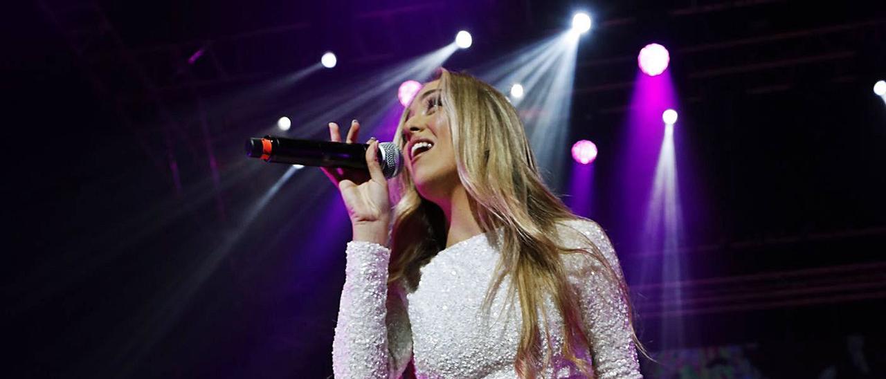 Ana Mena, durante su concierto de anoche en el Auditorio. | Luisma Murias