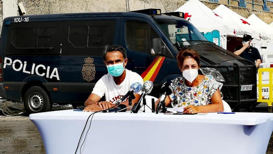 La alcaldesa, Onalia Bueno, y el patrón mayor de la cofradía, Ricardo Ortega, este lunes en el muelle de Arguineguín.