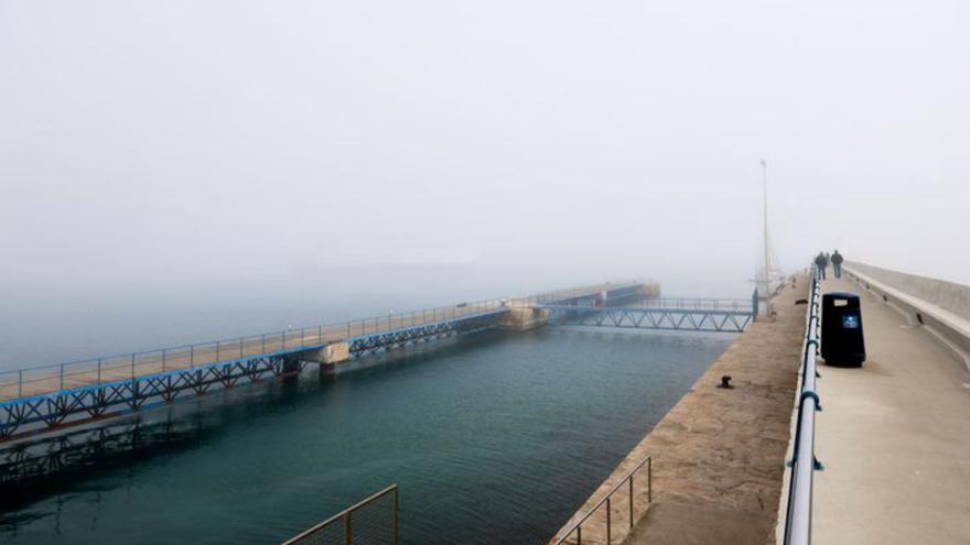 Los duques de Alba y el antiguo muro, bajo la niebla