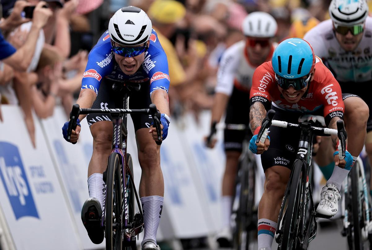 (France), 04/07/2023.- Belgian rider Jasper Philipsen (L) of team Alpecin-Deceuninck beats Australian rider Caleb Ewan (R) of team Lotto Dstny to win the 4th stage of the Tour de France 2023, a 181,8km race from Dax to Nogaro, France, 04 July 2023. (Ciclismo, Francia) EFE/EPA/CHRISTOPHE PETIT TESSON