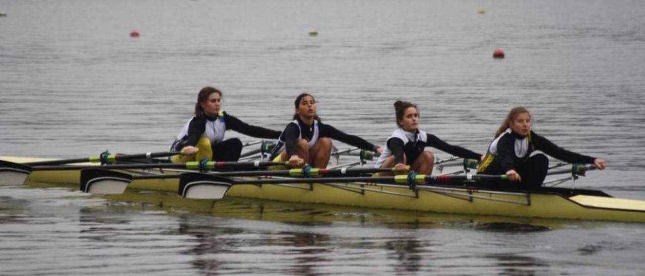 El cuatro scull absoluto femenino de Remeros del EO, que logró la medalla de oro. lne