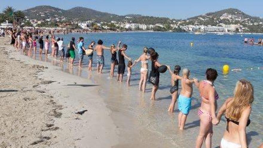 Protesta en la playa de Talamanca en 2014 contra los proyectos de prospecciones en el mar en busca de hidrocarburos.