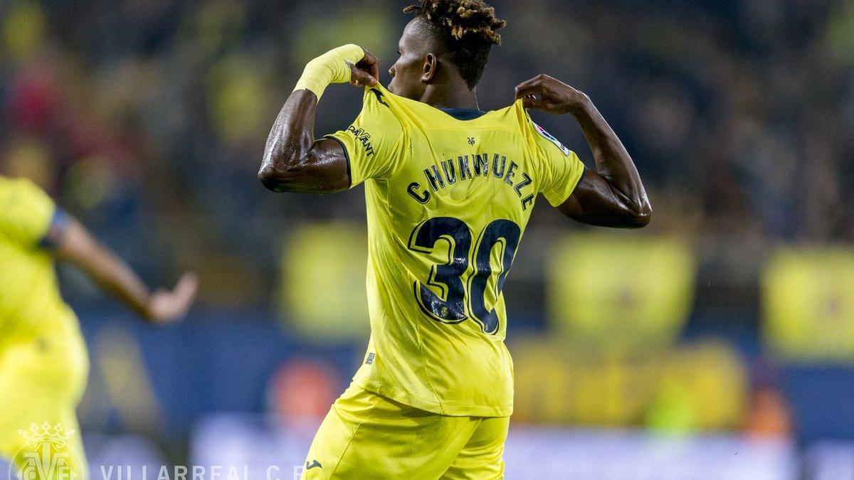 Samu Chukwueze celebrando un gol en sus primeros partidos con el Villarreal.