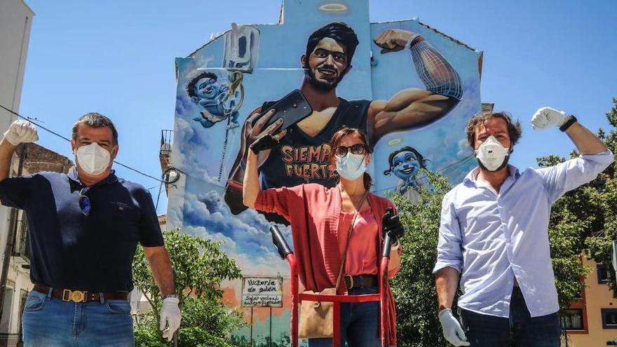 Chicho Marín, de Chicho Catering (izquierda); la médico Esther Ristori y el diputado provincial Juande Villena, esta semana ante el mural de Pablo Ráez, en Lagunillas.