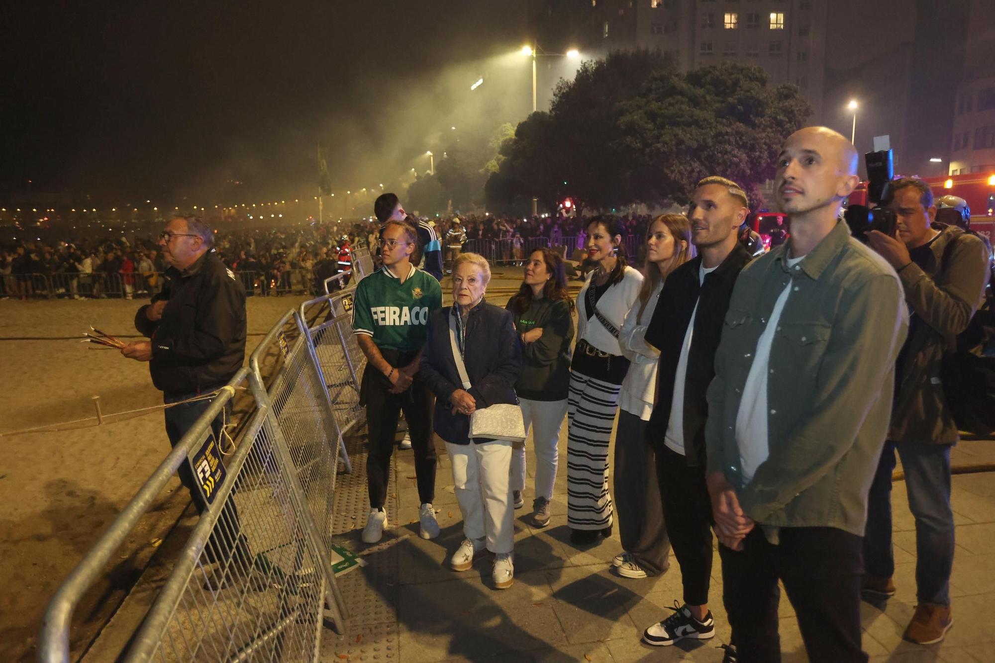 Arde la falla del San Juan de A Coruña con Dépor, Leyma y Luisa Villalta como protagonistas