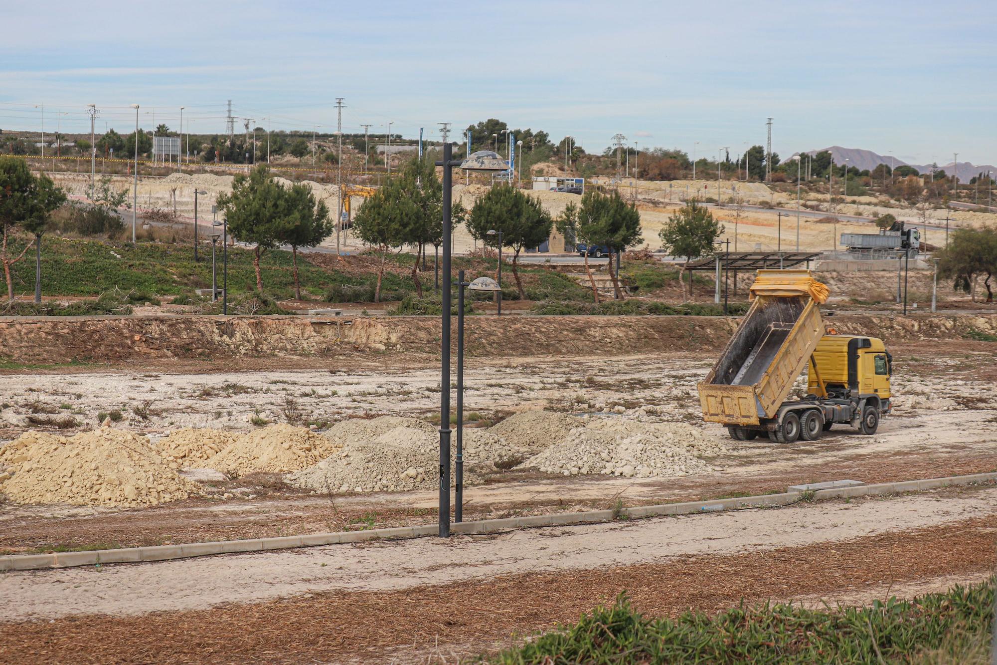 Trabajos de limpieza en la urbanización de Los Invernaderos en San Miguel de Salinas