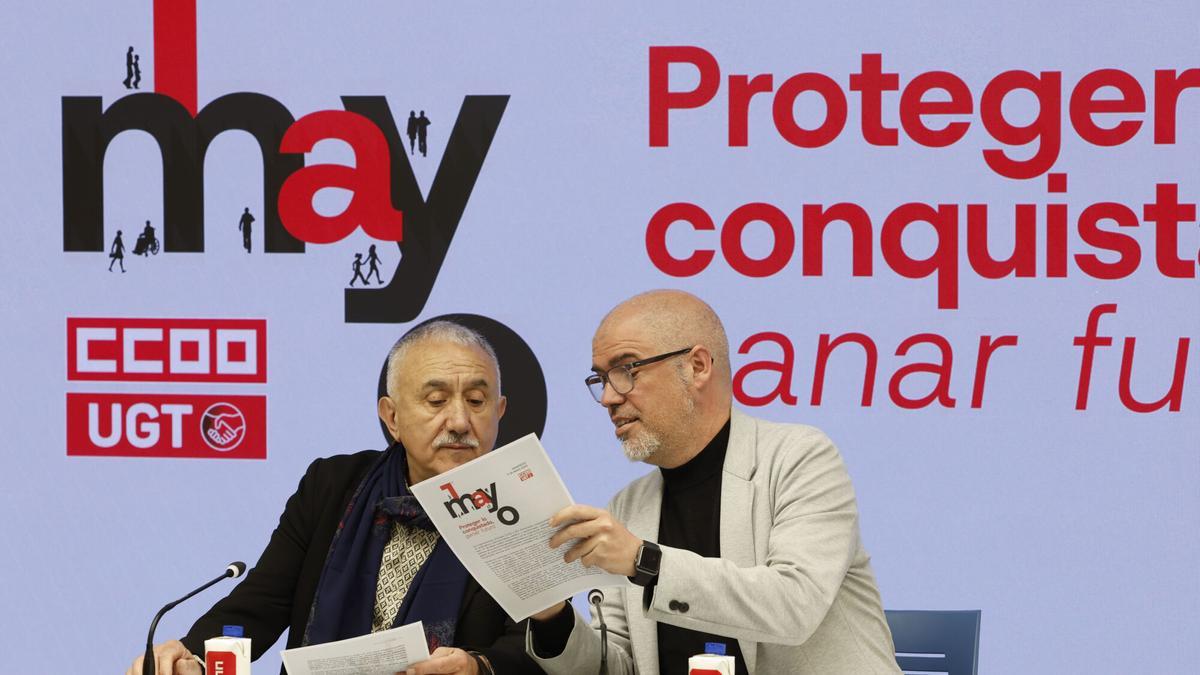 Los secretarios generales de UGT, Pepe Álvarez, y de CCOO, Unai Sordo, en la rueda de prensa de presentación de los actos del Primero de Mayo, este lunes en Madrid.