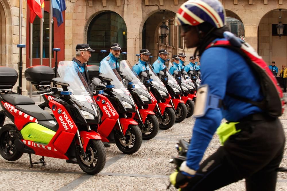 Presentación de las nuevas motos eléctricas de la Policía Local de Oviedo