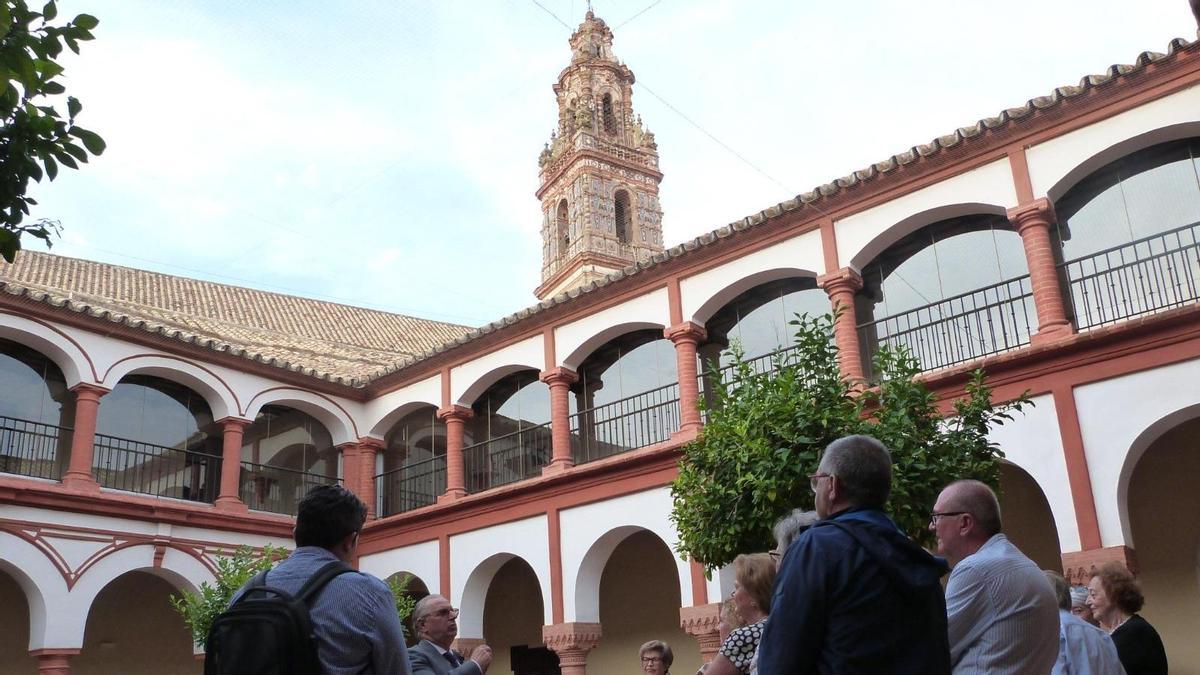 Los participantes en las jornadas, ante la torre de la Asunción.