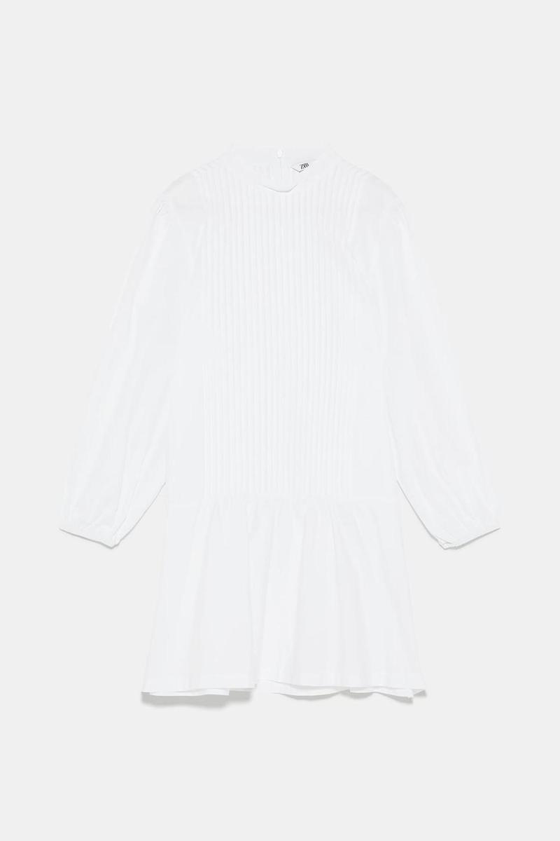 Vestido blanco de popelín con pliegues de Zara. (Precio: 29, 95 euros)