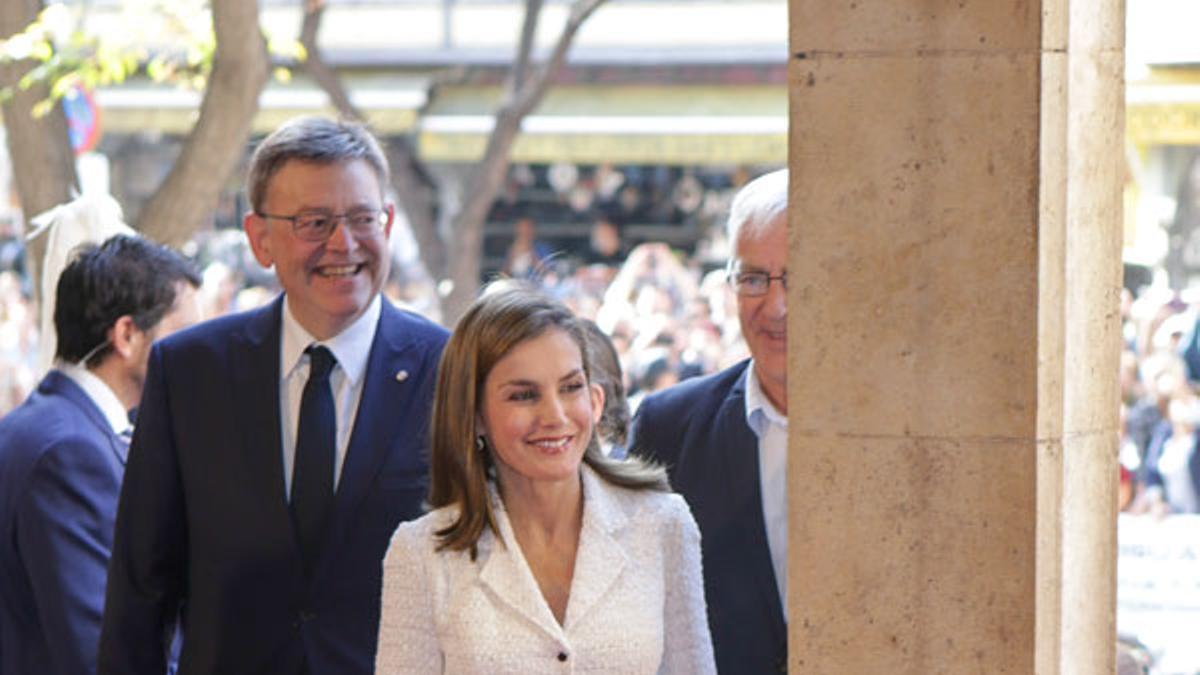 Letizia Ortiz con vestido de tweed blanco de Felipe Varela