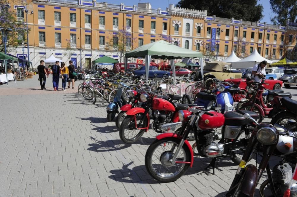 Lo coches antiguos conquistan  el Cuartel de Artillería