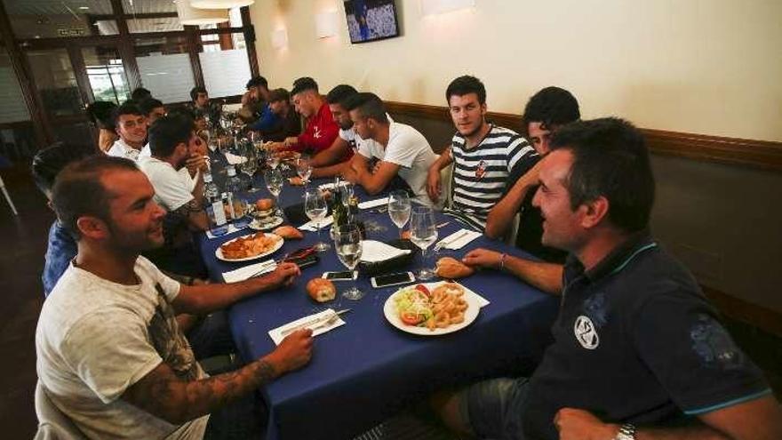 La plantilla del Real Avilés CF, en la comida de ayer.