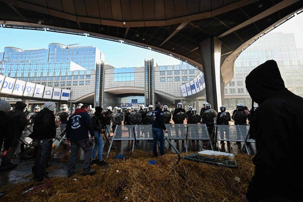 Agricultores en la Place du Luxemburgo durante una protesta en Bruselas, Bélgica, el jueves 1 de febrero de 2024. Al menos 1.300 tractores obstruyeron las calles de Bruselas, cerca de las instituciones de la Unión Europea, el jueves por la mañana mientras los agricultores organizaban una protesta dirigida a los líderes del bloque que se reunían cerca para una cumbre.