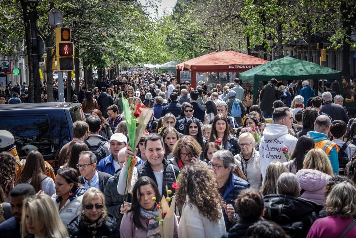 La Rambla de Catalunya, abarrotada, durante la Diada de Sant Jordi