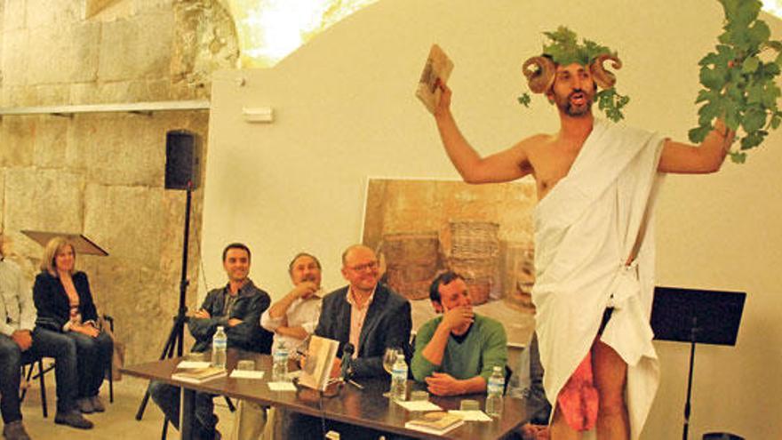 El actor Toni Gomila, caracterizado como el dios de la abundancia y el vino, Dioniso, presentó por sorpresa el libro.