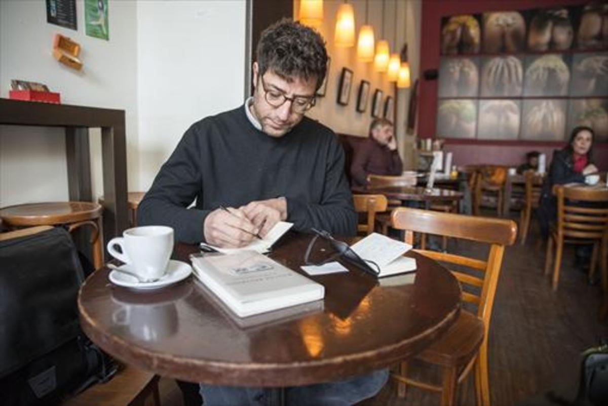Fèlix Pons, al Cafè del Born, a la plaça Comercial, 10, un dels llocs que freqüenta al barri on viu. Fèlix Pons, al Cafè del Born, a la plaça Comercial, 10, un dels llocs que freqüenta al barri on viu.
