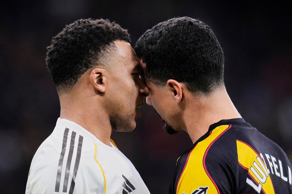 Kylian Mbappé y Luiz Felipe se encaran durante el Real Madrid - Rayo.