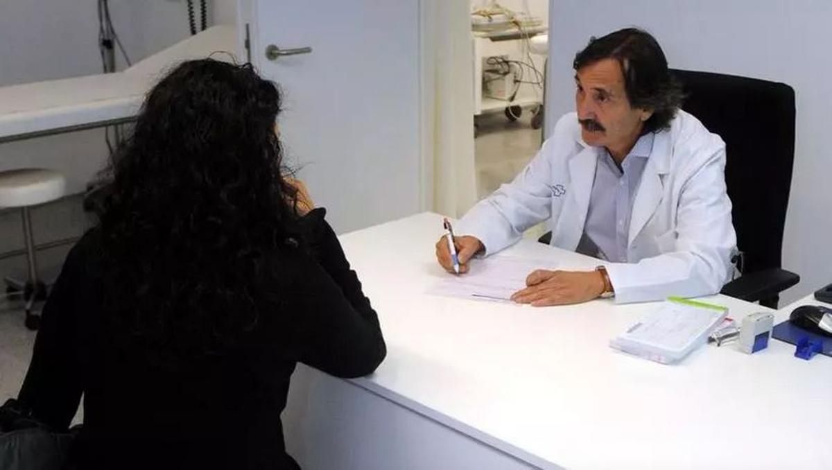 Ein Arzt behandelt eine Patientin auf Mallorca