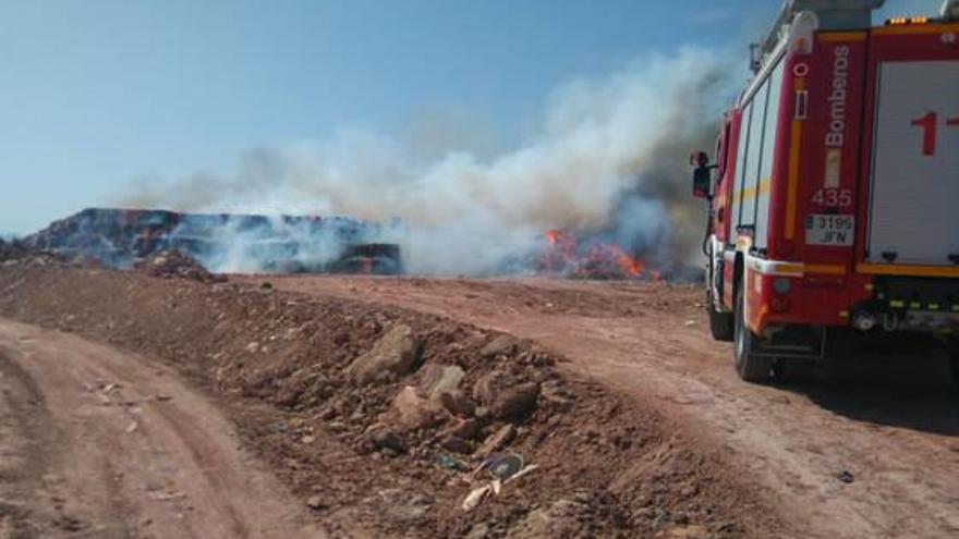 Los bomberos sofocan un incendio en el vertedero de Villena