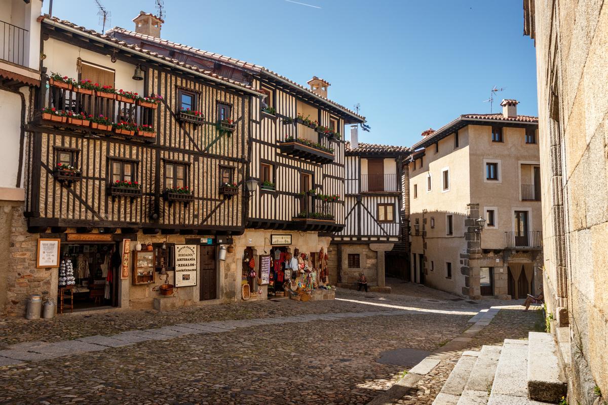 Viviendas típicas de La Alberca, con fachadas de adobe y balcones con flores