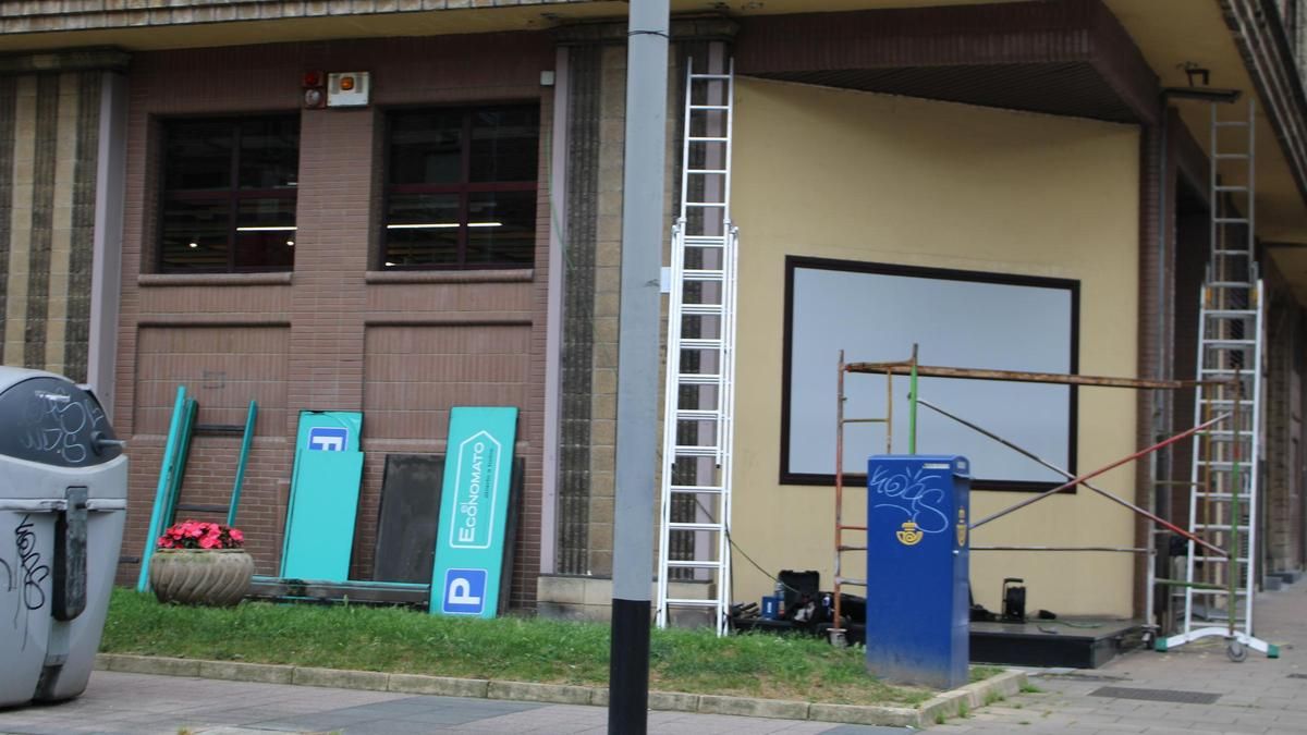 Los carteles del Economato, en el suelo, tras ser desmontados. | A. Velasco