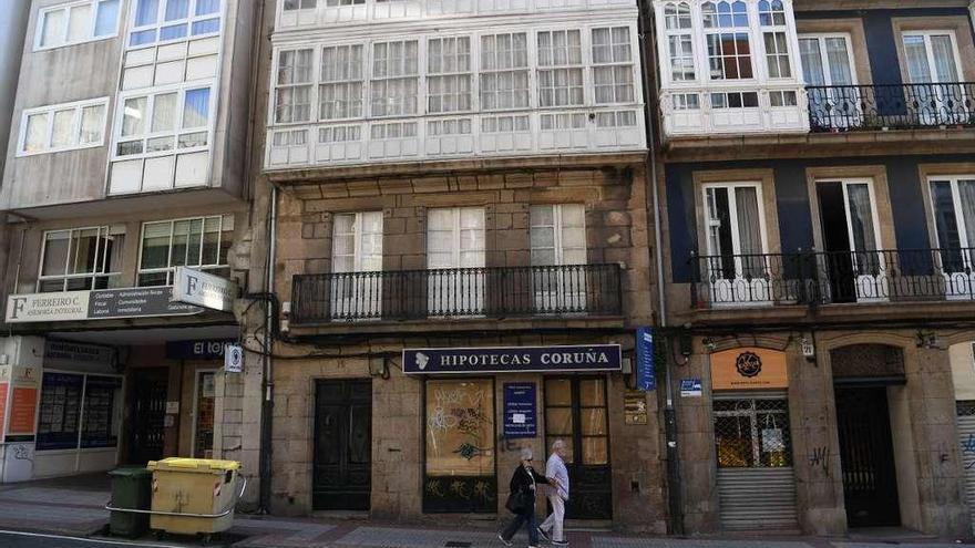 En el centro, fachada principal del edificio del Arzobispado de Oviedo, en la calle Panaderas.