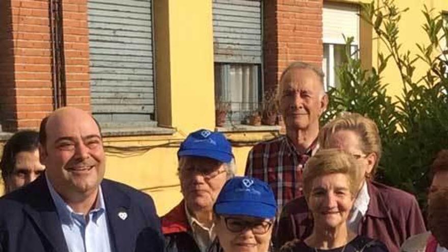 Nuevo vial en ciudad naranco. Caunedo, con un grupo de vecinos, visitó ayer el nuevo vial que une las calles Teodoro Cuesta y Montes del Sueve.