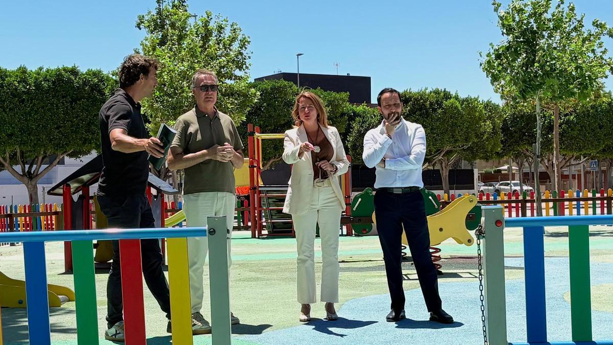 Carrasco, en la visita a zonas de juegos infantiles, junto al concejal de Urbanismo, Sergio Toledo, y técnicos municipales.
