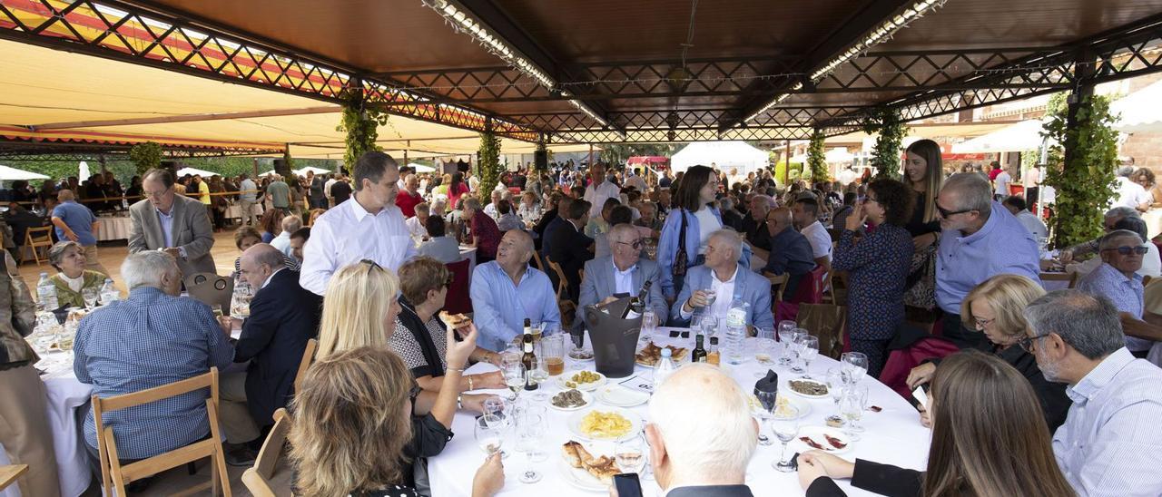 Centenars de persones vinculades al turisme i l’hostaleria de les comarques de Girona van gaudir el dinar després dels actes oficials