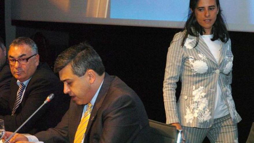 Nino Mirón, Jorge Pedrosa y Lupe Murillo, durante una asamblea del club. // Gustavo Santos