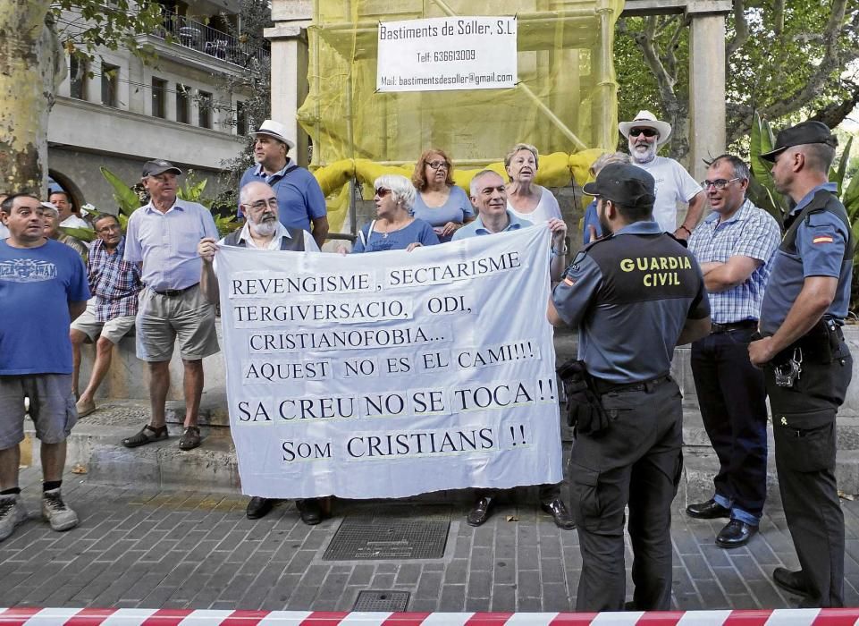 Manifestantes cristianos intentan parar la retirada de la cruz de la plaza de España de Sóller