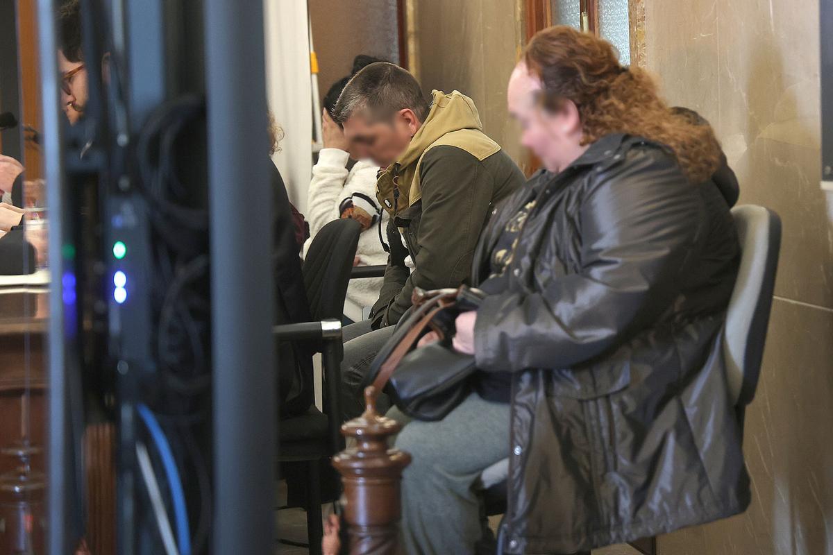 Los acusados por la muerte de la bebé y sus abogados, en el juicio en la Audiencia Provincial.