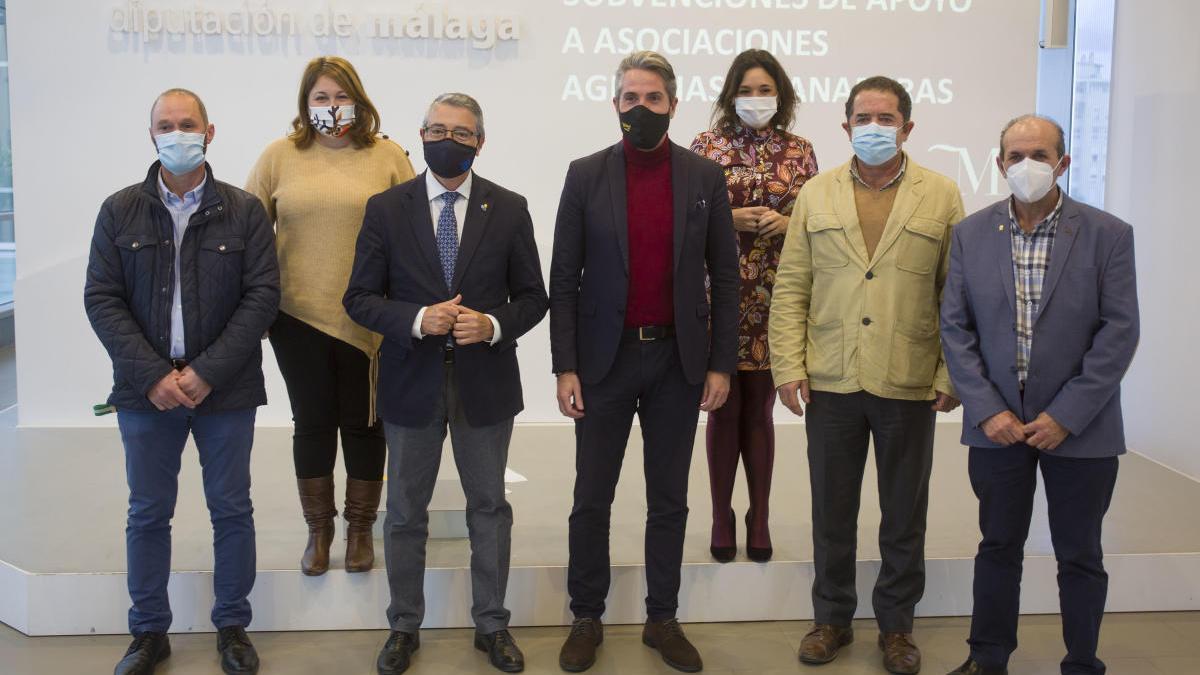 Los representantes de las asociaciones agrarias con el presidente y vicepresidente de la Diputación.