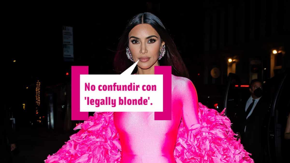Kim Kardashian con un outfit rosa fucsia