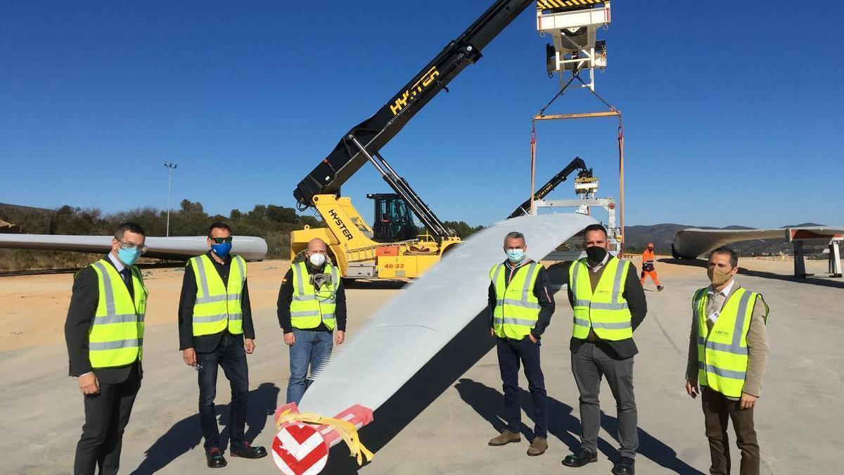 Una de las palas de aerogeneradores transportadas desde el puerto de Castellón.