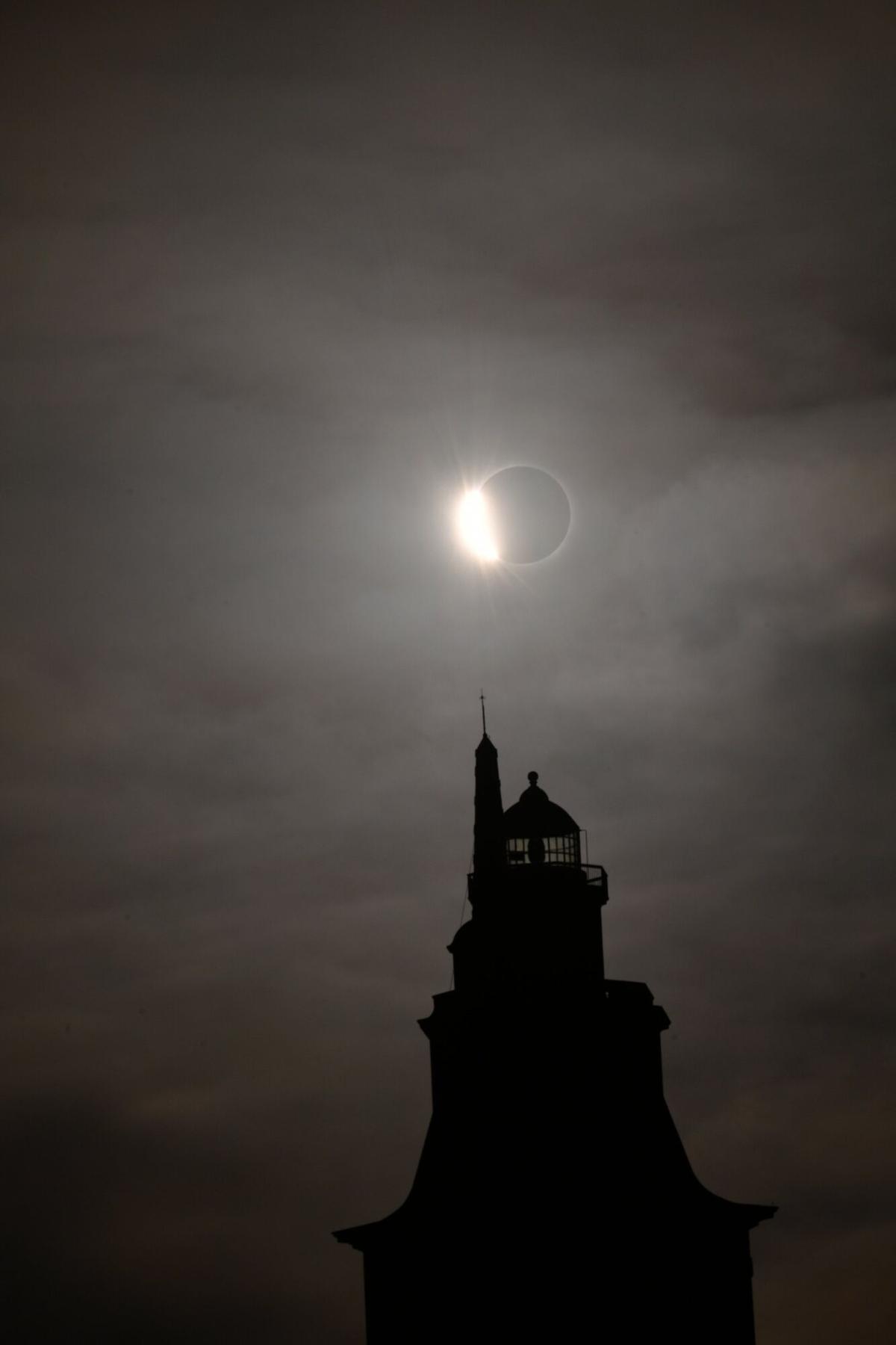Cientos de curiosos se acercaron a ver un evento astronómico único en Punta Herminia Cientos de curiosos se acercaron a ver un evento astronómico único en Punta Herminia