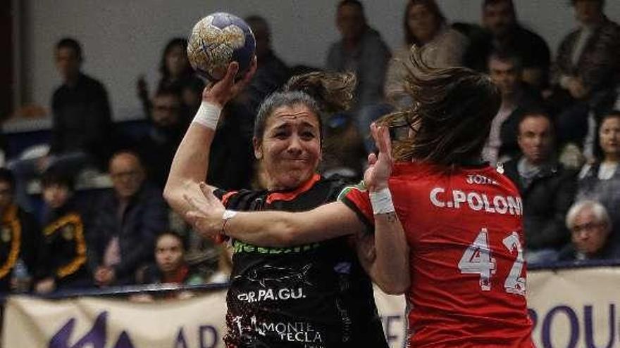 Estela Doiro lanza en un partido con el Mecalia. // Ricardo Grobas