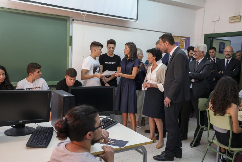 La Reina Letizia visita el IES Severo Ochoa de Elche.