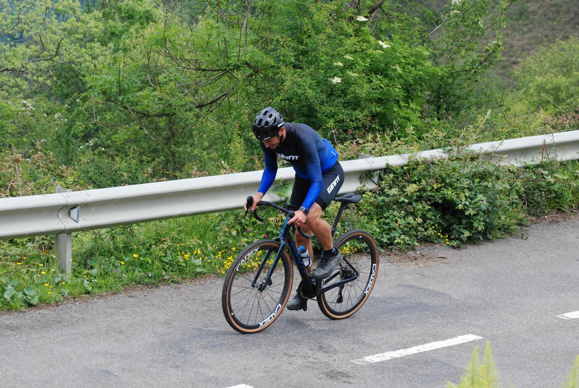 En imágenes: El seleccionador argentino Lionel Scaloni y Pedro Delgado suben al Angliru