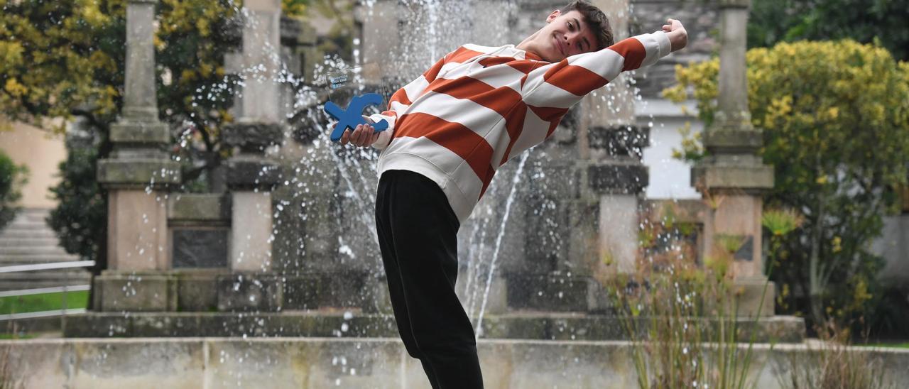 Javier Vázquez, primer premio de Danza Contemporánea en el programa Xuventude Crea, posa en la fuente de los jardines de Méndez Núñez
