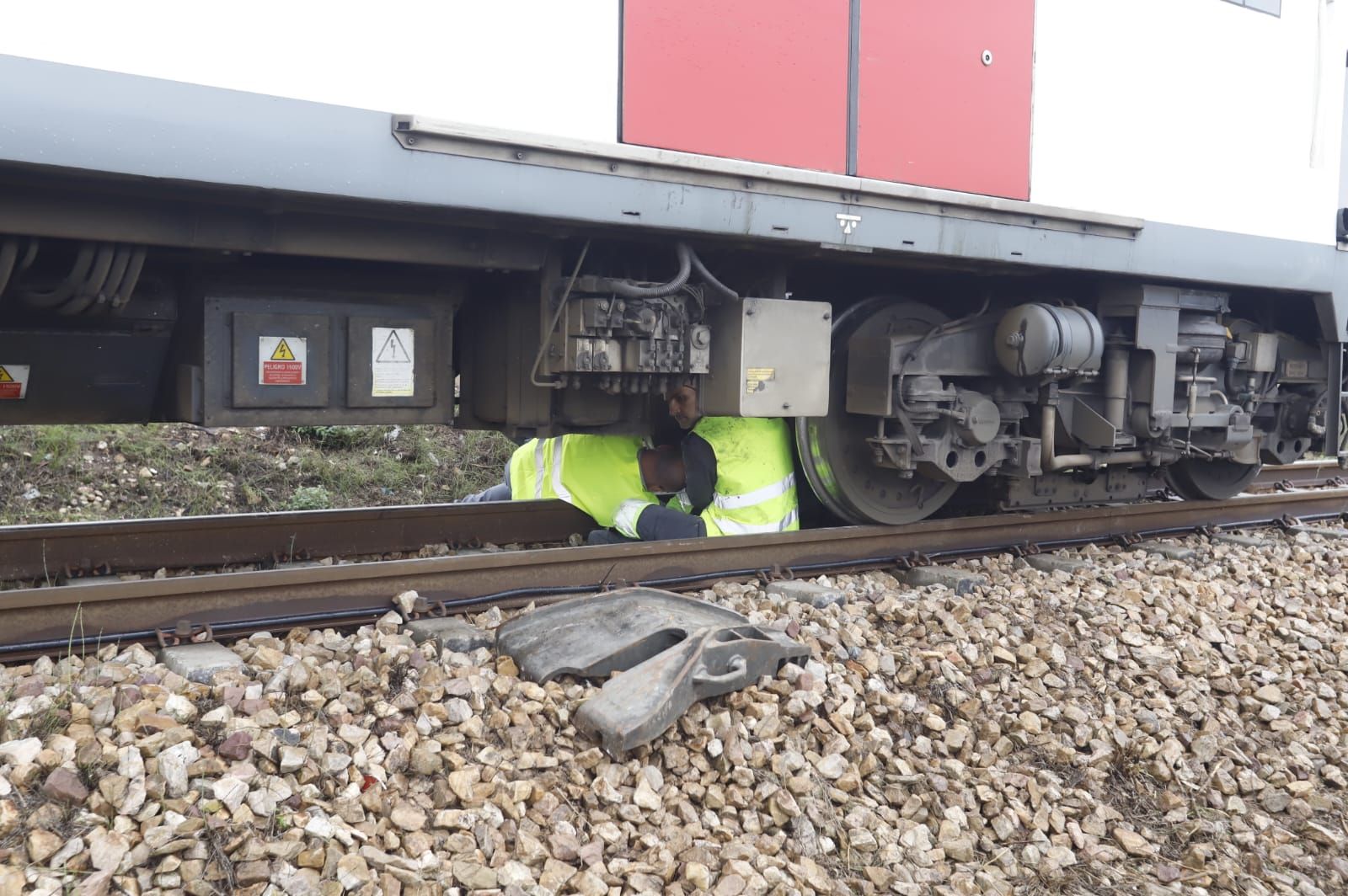 Sin línea de metro y la A-7 cortada tras el choque de un camión con un muro en l'Alcúdia