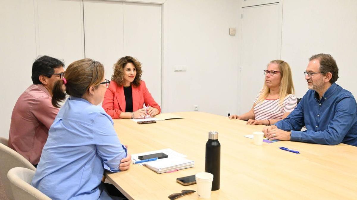 La visita cuenta con la presencia de representantes del Fons Valencià y la asociación QUSIBA