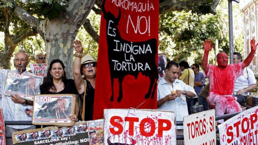 Detractores de las corridas de toros se manifiestan a las puertas del Parlament de Cataluña