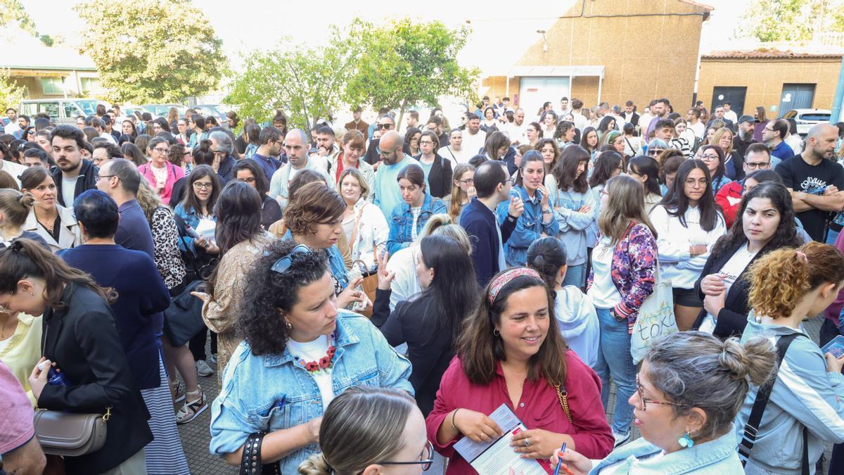 Aspirantes a las oposiciones de Educación de la Xunta, en el IES Lamas de Abade de Santiago de Compostela, uno de los centros de Galicia donde se celebraron. EXAMENES. OPOSITORES. INSTITUTO DE EDUCACION SECUNDARIA
