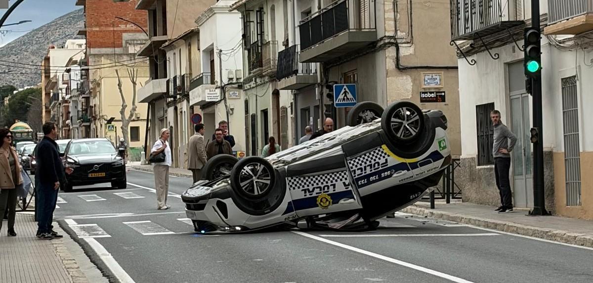 El coche policial, volcado en la avenida principal de Benissa