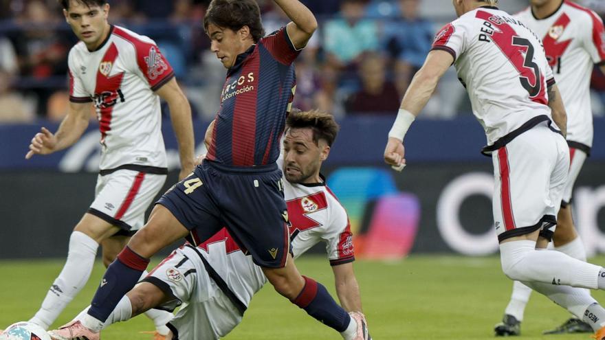 Carlos Álvarez conduce el balón durante el partido del Levante UD ante el Rayo en el Ciutat de València.  | KAI FÖRSTERLING / EFE