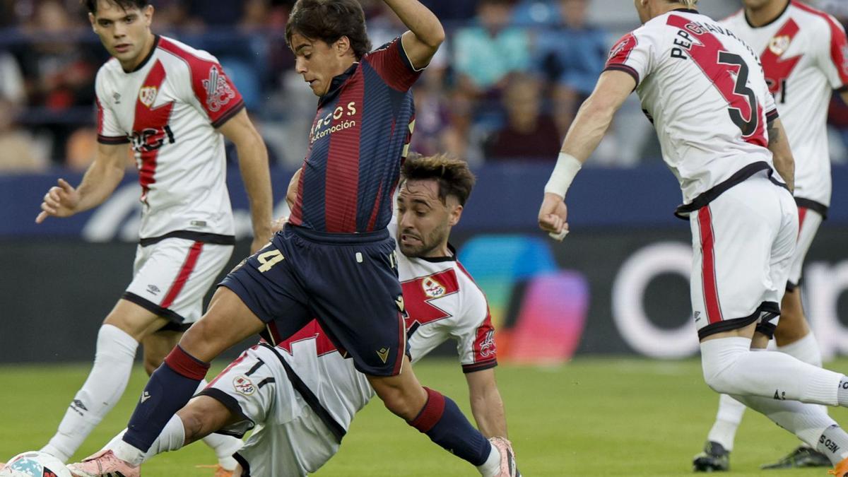 Carlos Álvarez conduïx la pilota durant el partit del Llevant UE contra el Rayo en el Ciutat de València