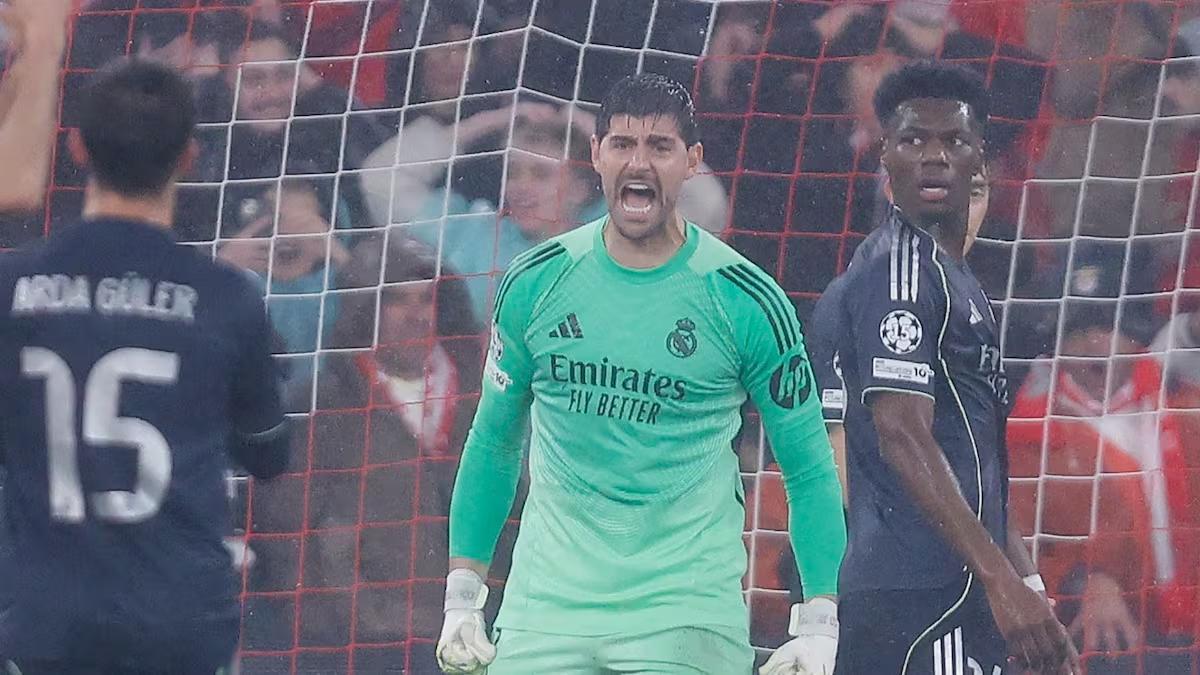 Courtois muestra su enfado con los compañeros en una jugada durante el partido contra el Benfica.